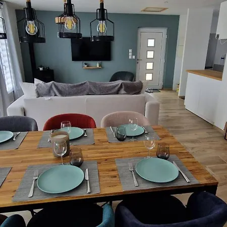 House For 4 To 6 Peoplec