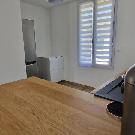 House For 4 To 6 Peoplec