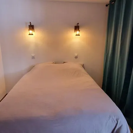 House For 4 To 6 Peoplec