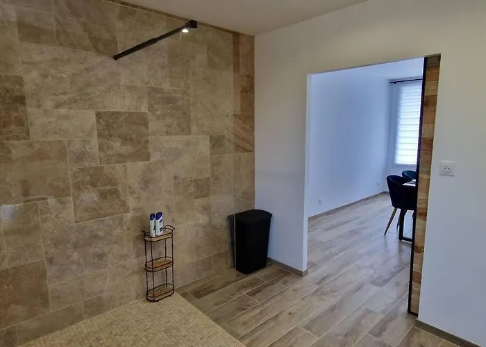 House For 4 To 6 Peoplec