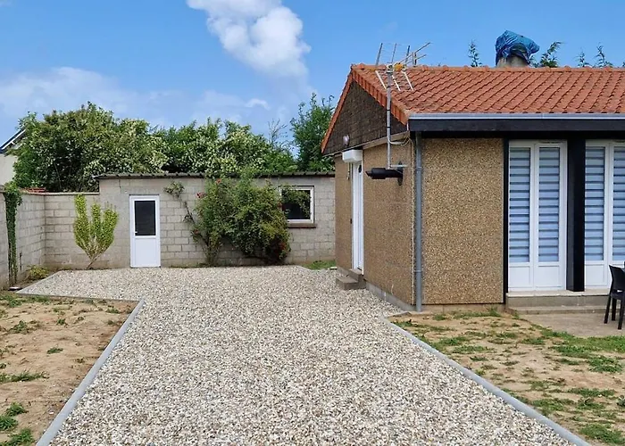 House For 4 To 6 Peoplec