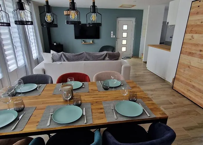 House For 4 To 6 Peoplec