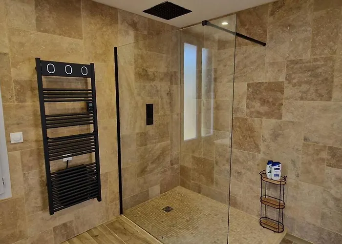 House For 4 To 6 Peoplec