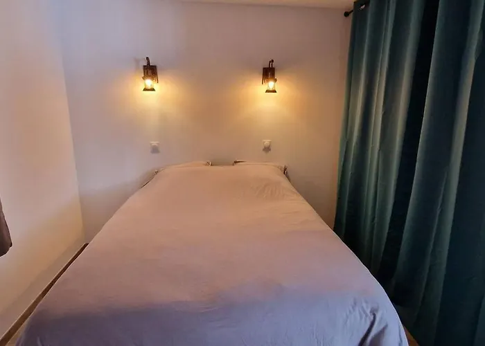 House For 4 To 6 Peoplec